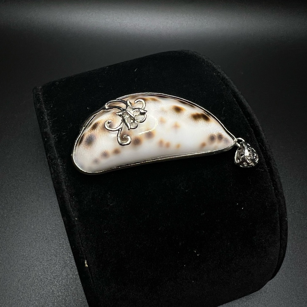 Leopard Shell Print Pendant - Picture 3 of 5